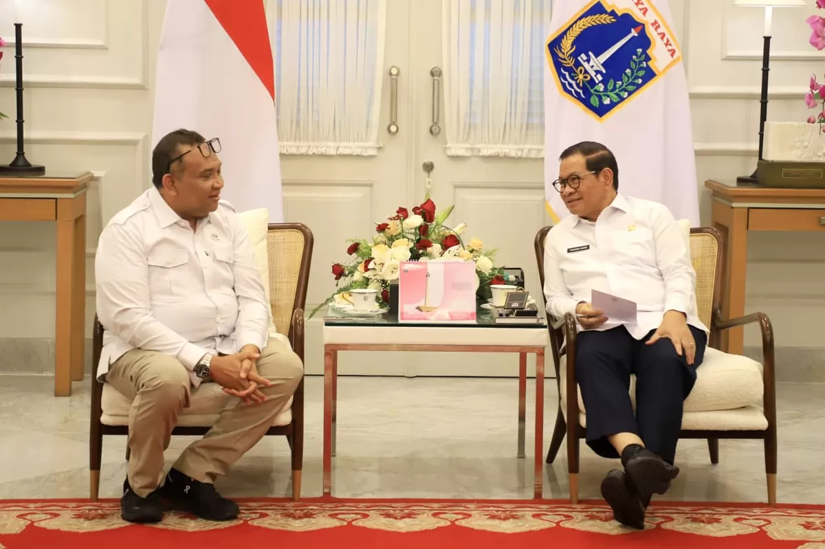Wamennaker RI Afriansyah Noor bersama Gubernur DKI Jakarta Pramono Anung 