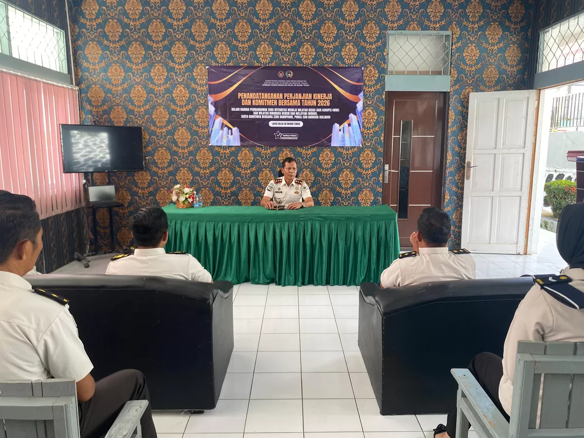 Kalapas Muara Teweh Saat Pimpin Rapat Dinas