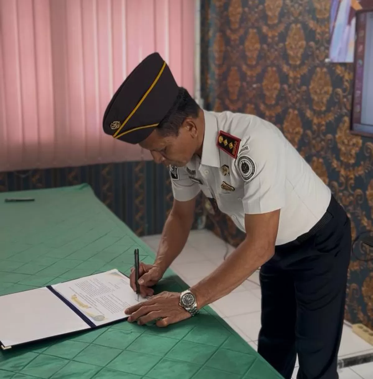 Kalapas Muara Teweh Saat Penandatanganan Perjanjian Kinerja dan Komitmen Bersama Tahun 2026