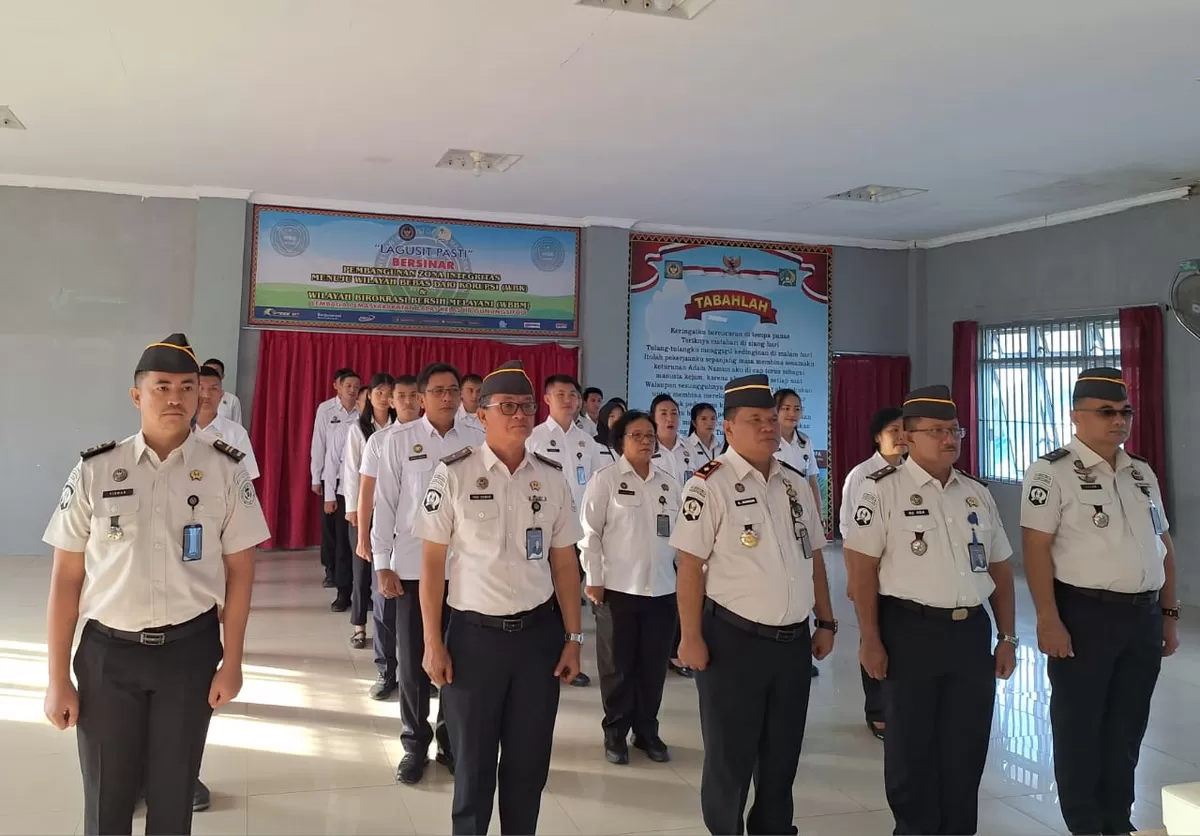 Kalapas Gunungsitoli dan Jajaran Saat Apel Pagi Bersama Kemenko Hukum, HAM dan ImiPas