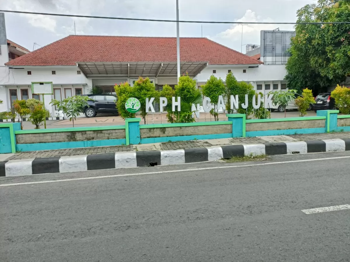 Tampak depan Kantor Perum Perhutani KPH Nganjuk  (Sakera Nawacita)