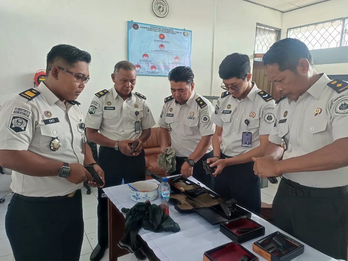 Kasi Adm Kamtib Lapas Muara Teweh dan Jajaran Saat Pengecekan dan Perawatan Senjata Api