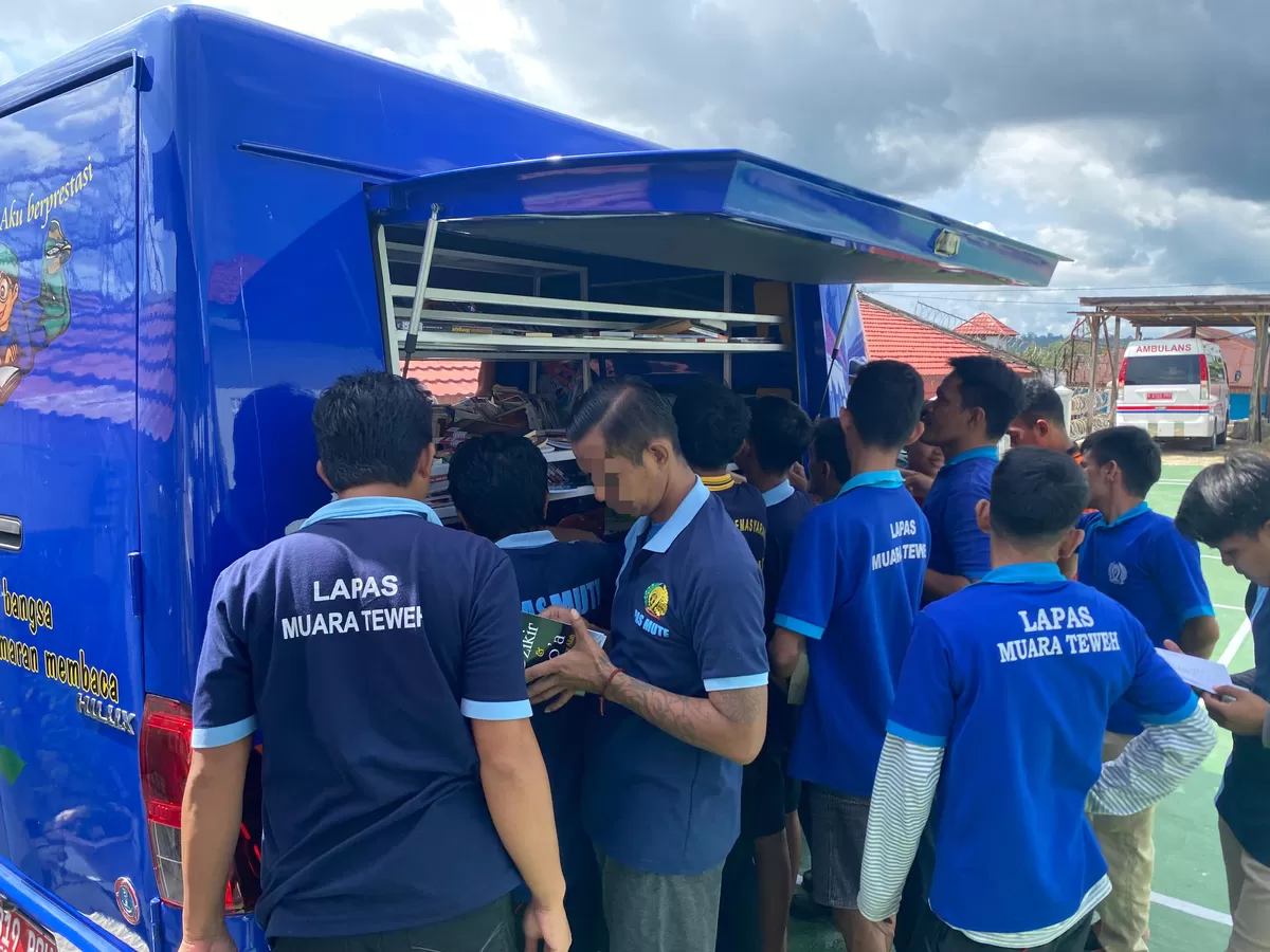 WBP Lapas Muara Teweh Saat Membaca Buku di Perpustakaan Keliling