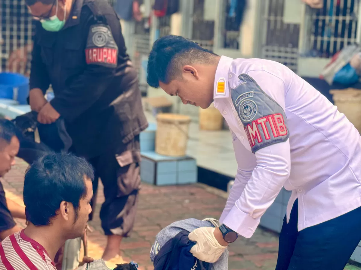 Kasubsi Kamtib Lapas Kotapinang dan Jajaran Saat Penggeledahan Kamar Hunian Warga Binaan