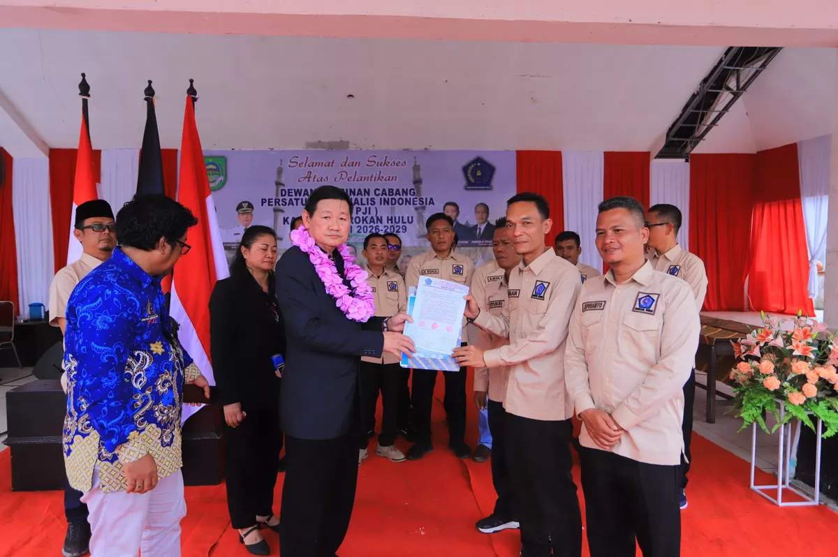 Foto Dihadiri Wabup, Ketua DPRD, Forkopimda, Ketum Resmi Melantik Ketua Dan Pengurus Persatuan Jurnalis Indonesia Rokan Hulu Periode Tahun 2026-2029 Penyerahan SK kepada Ketua Sudirman  (NAWACITAPOST.COM)