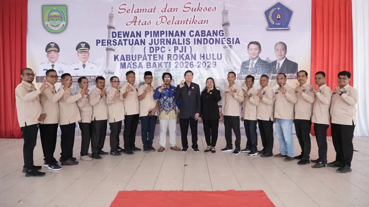 Foto Bersama Ketua Umum Hartanto Boechori dan Ketua DPC PJI Kabupaten Rokan Hulu Sudirman bersama Pengurus  (NAWACITAPOST.COM)