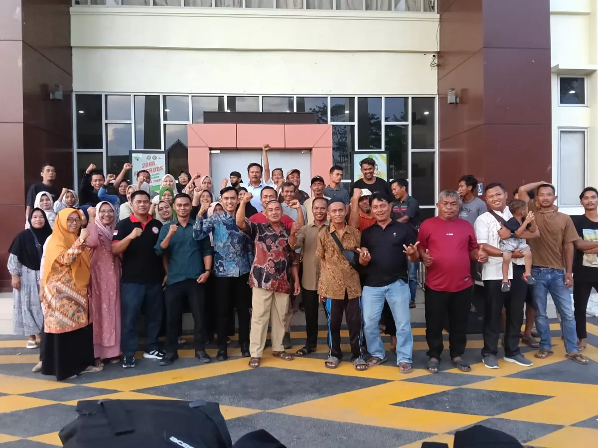 Foto Penasehat Hukum, Keluarga Para Terduga Terdakwa dan Masyarakat Setelah Sidang Karhutla di PN Pasir Pengaraian Kabupaten Rokan Hulu  (NAWACITAPOST.COM)