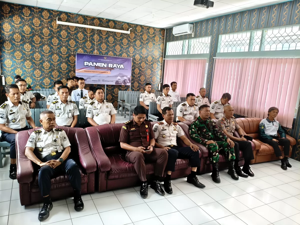 Kalapas Muara Teweh dan Jajaran Saat Ikuti Zoom Bersama Kemenimipas