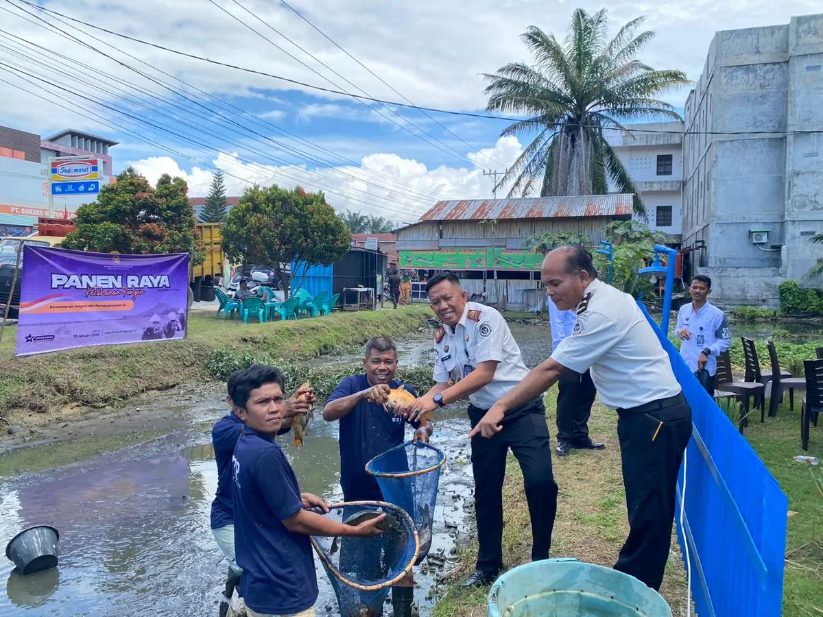 Kalapas Gunungtua dan Jajaran Saat Kegiatan Panen Raya