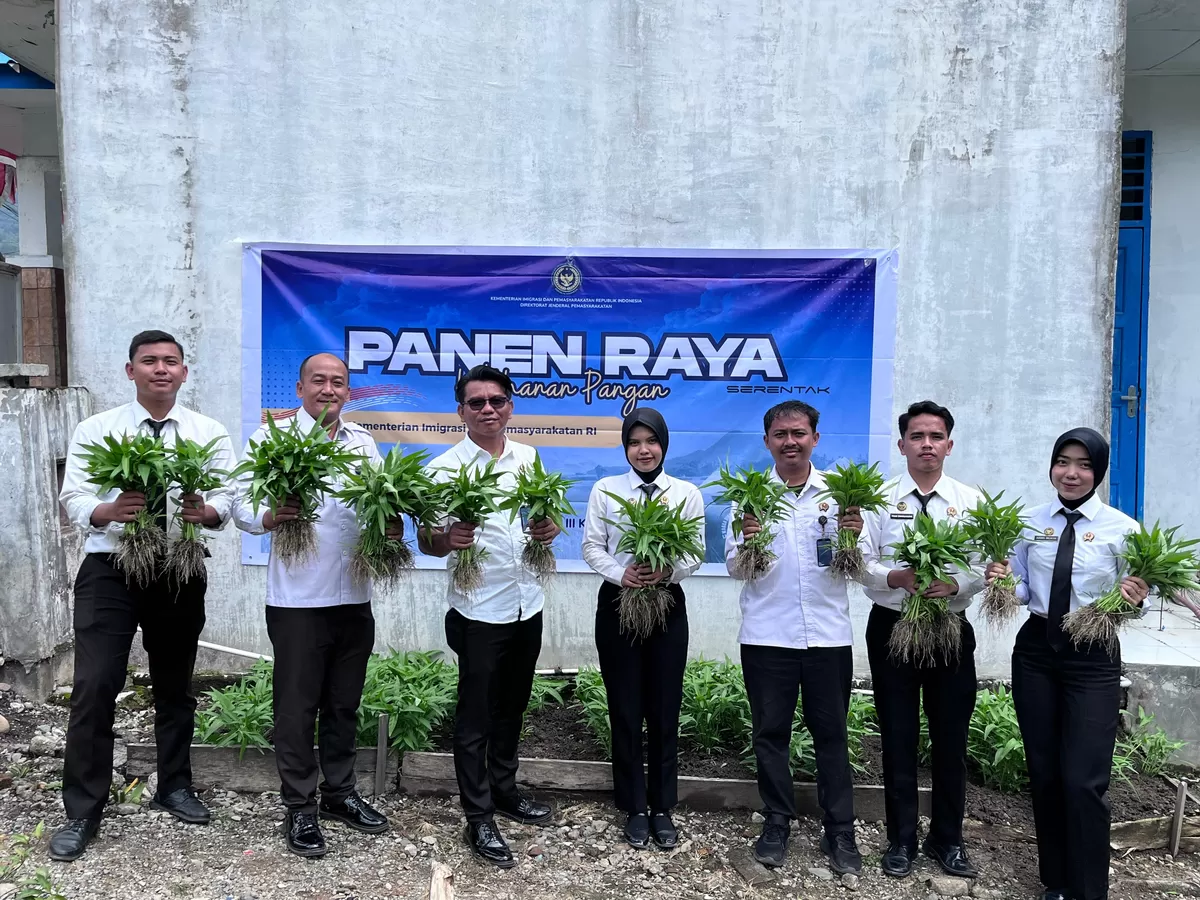 Pegawai Lapas Kotanopan Saat Kegiatan Panen Raya 