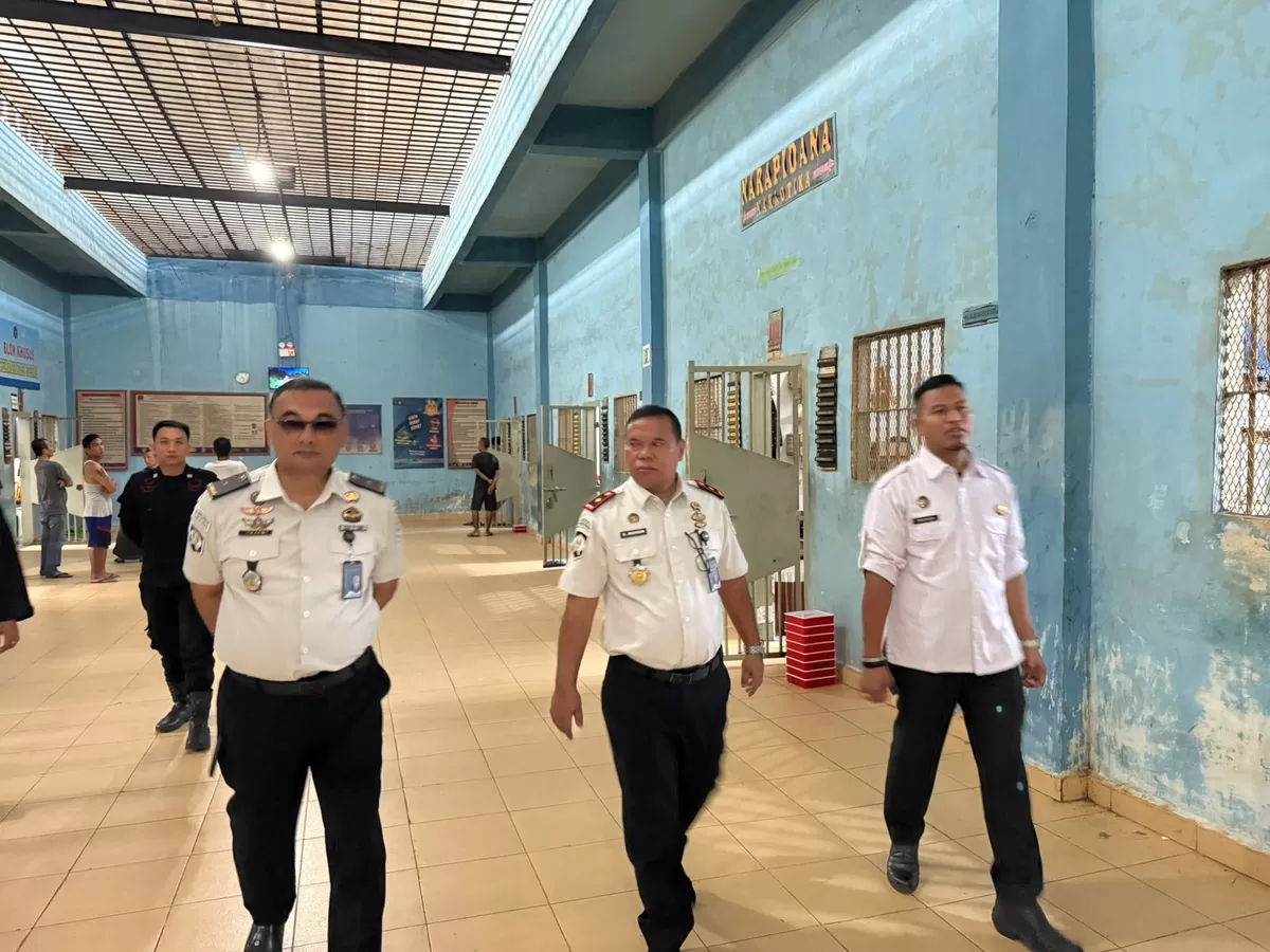 Kalapas Gunungsitoli dan Jajaran Saat Kontrol Keliling Blok Hunian Warga Binaan