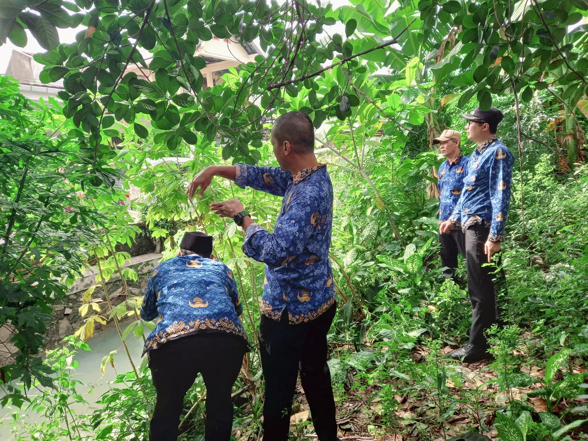 Lurah Kayuringin, Ricky Suhendar Langsung Turun Cek Lokasi Banjir (Lurah Kayuringin, Ricky Suhendar)