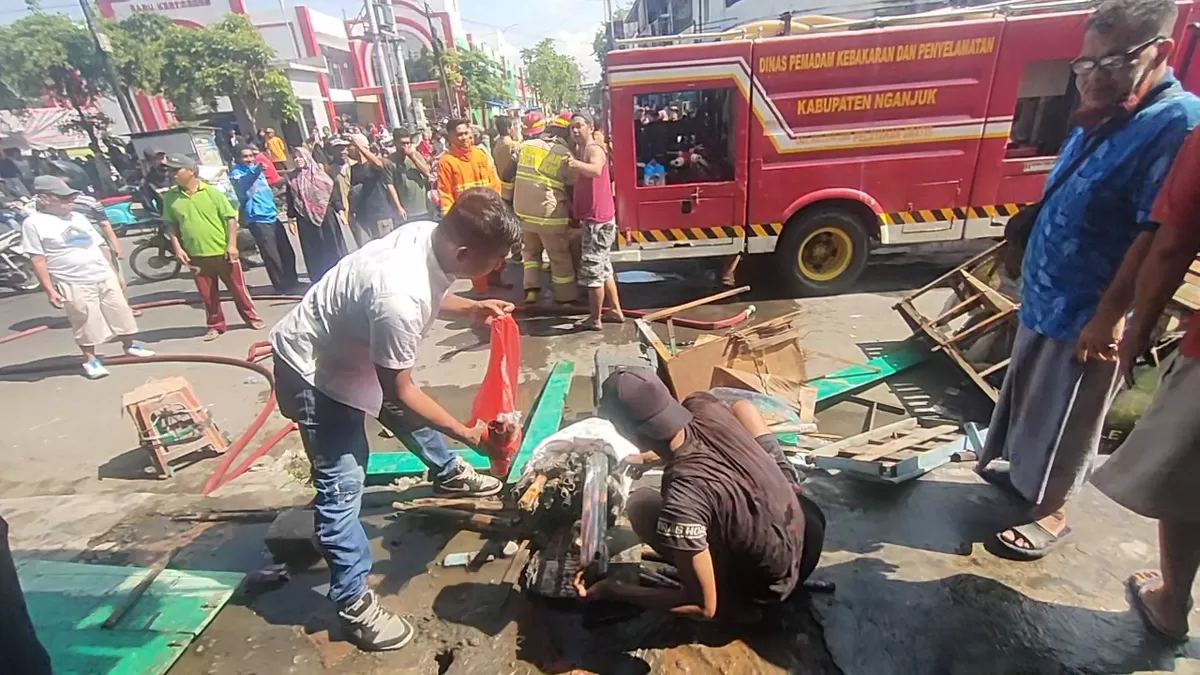 Anggota Polsek Kertosono ketika mengumpulkan sisa Kembang Api ketika api sudah berhasil dipadamkan  (Sakera Nawacita)