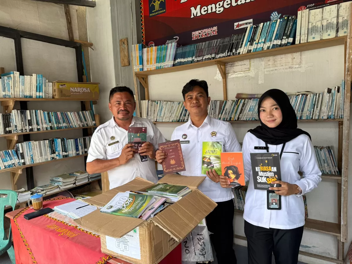 Petugas Lapas Gunungsitoli Saat Menerima Bantuan 100 Buku dari Perpustakaan Nasional RI