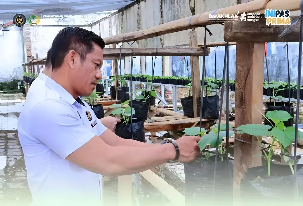 Petugas Lapas Manado Saat Meninjau Lahan Produktif