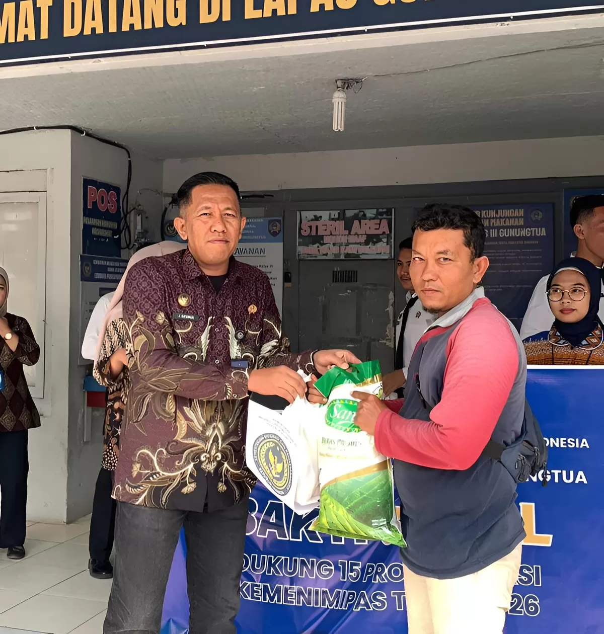 Kalapas Gunungtua dan Jajaran Saat Kegiatan Bansos bagi Keluarga WBP dan Masyarakat