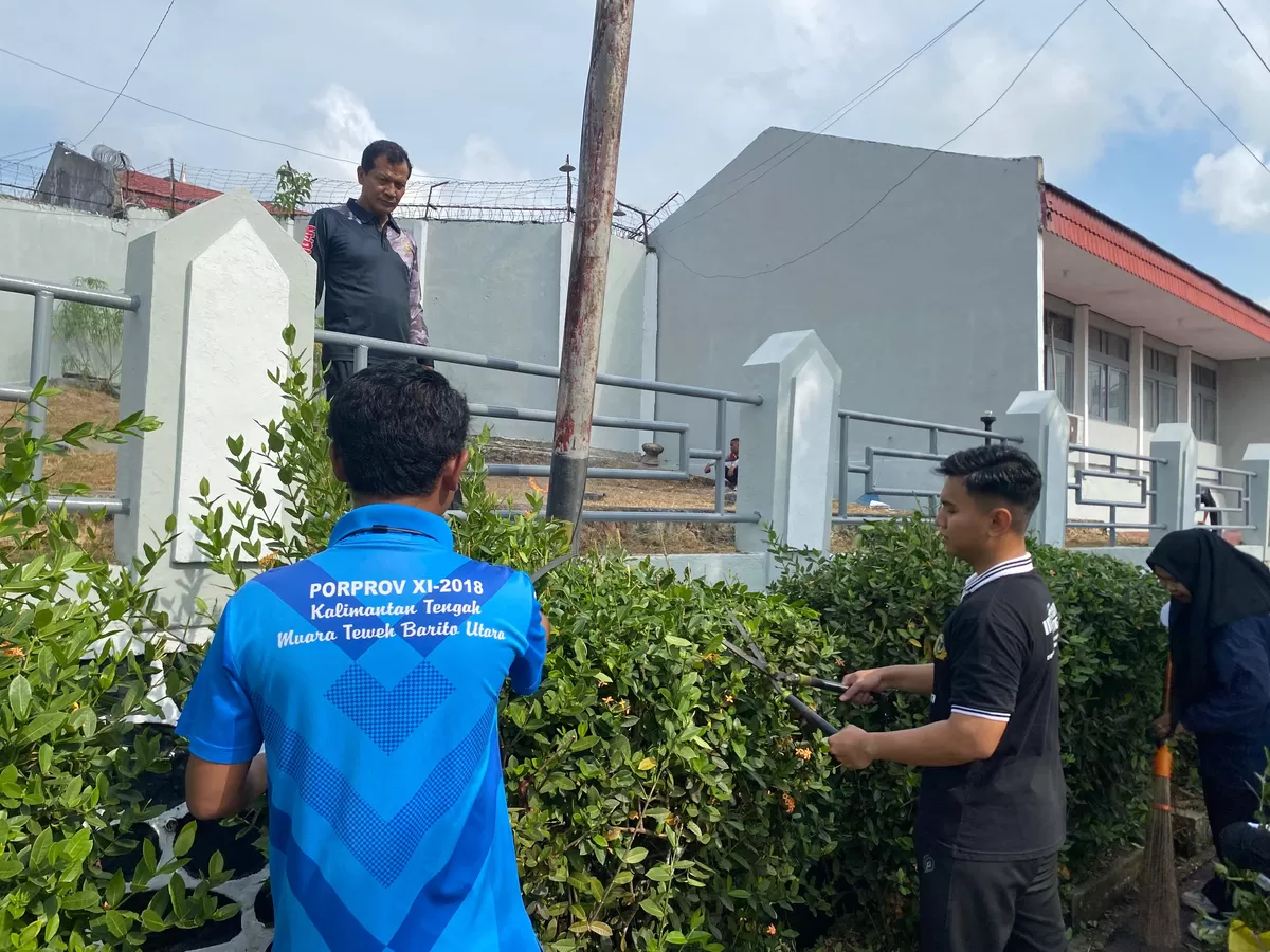 Kalapas Muara Teweh Saat Tinjau Kurvey di Lingkungan Lapas