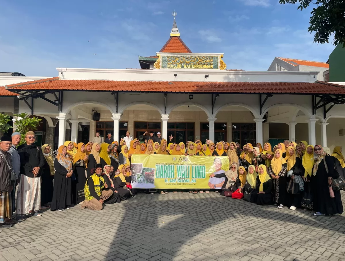 Wakil ketua DPRD Kota Surabaya, Arif Fathoni mendampingi warga RW 01 Gununganyar Lor, Surabaya, menggelar kegiatan Ziaroh Wali 5 (Nawi)