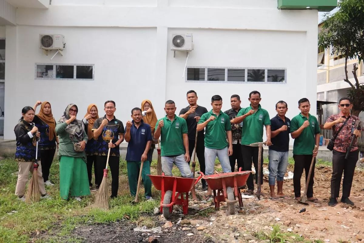 Petugas dan WBP Lapas Rantauprapat Saat Kegiatan Jumat Bersih di Puskesmas Sigambal
