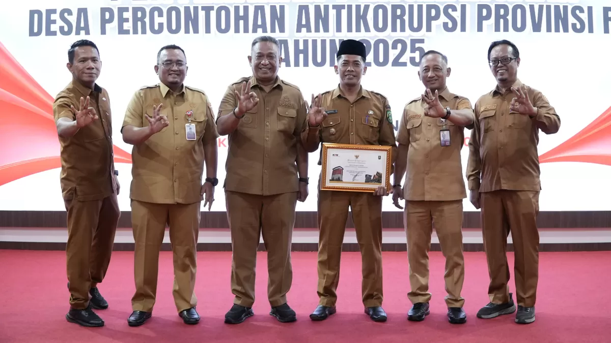 Foto Di Dampingi Bupati Anton dan Penjabat Pemkab Rokan Hulu Terima Penghargaan, Kades Pasir Luhur Dapat Tiket Umroh Gratis dari Pemprov Riau  (Diskominfo Rohul )