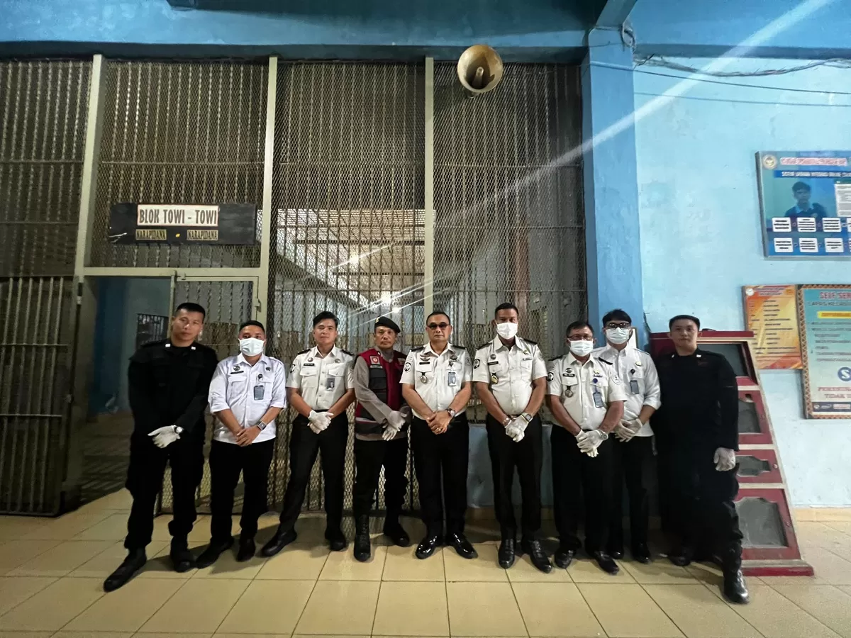 Petugas Lapas Gunungsitoli Bersama Personil Polri Saat Penggeledahan Hunian Warga Binaan