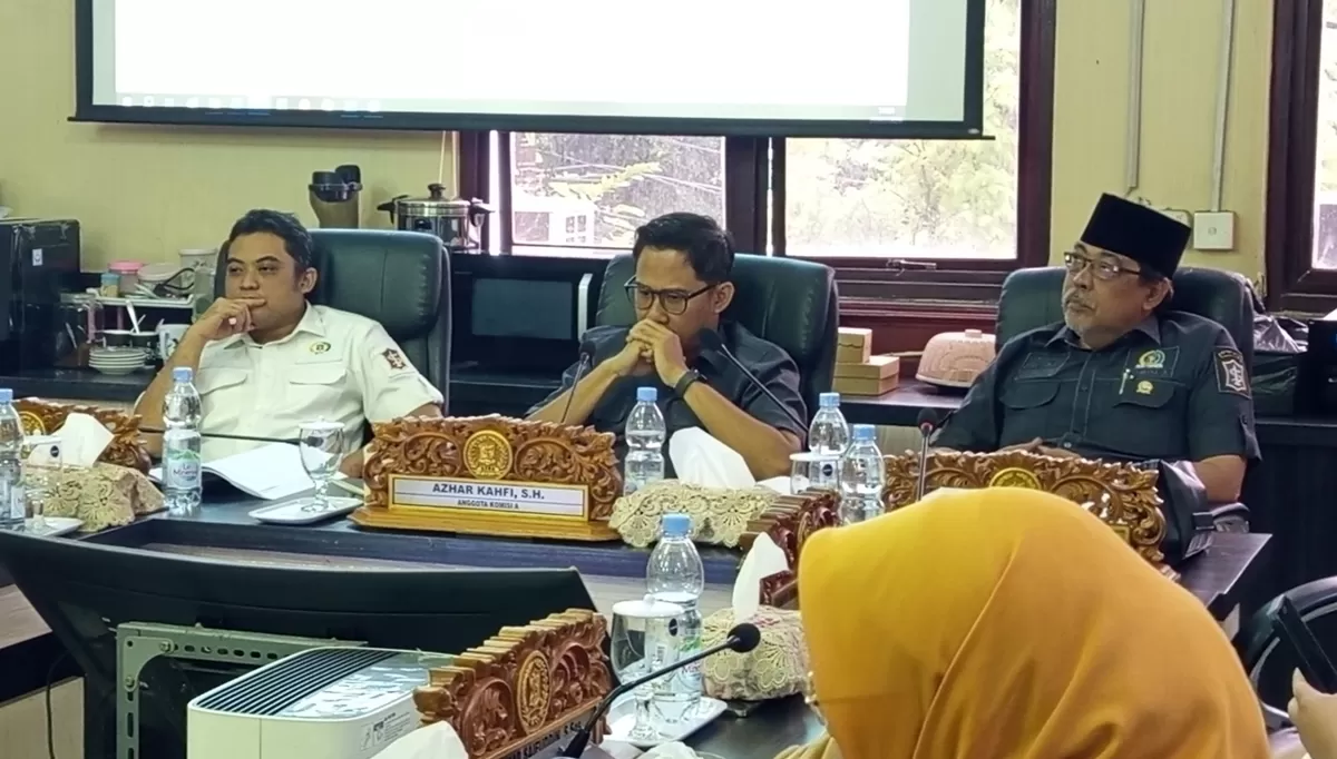 Ketua Pansus Raperda Pengembangan Kampung Cerdas, Azhar Kahfi (tengah) 