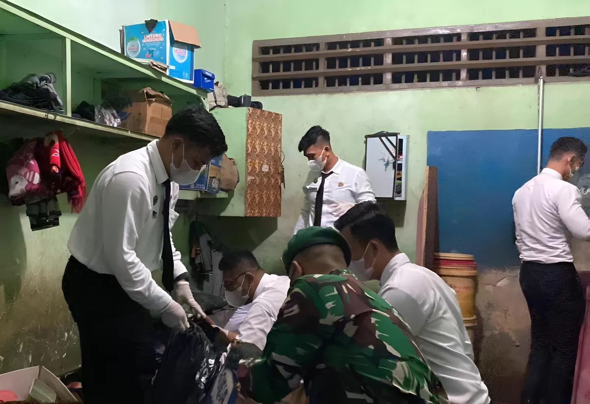 Petugas Lapas Gunungtua Saat Penggeledahan Kamar Hunian Warga Binaan