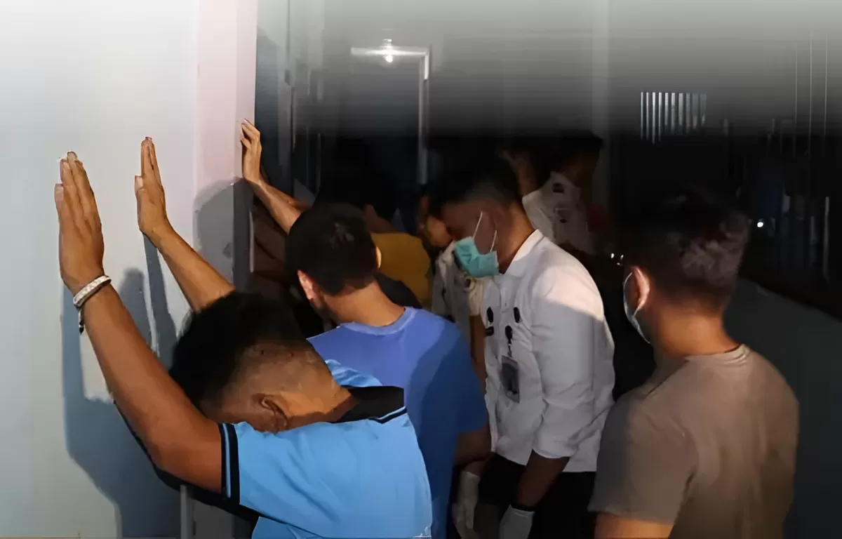 Petugas Lapas Manado Saat Kegiatan Penggeledahan