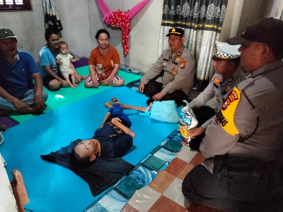 Sat Polsek Tualang memberikan bantuan kepada warga