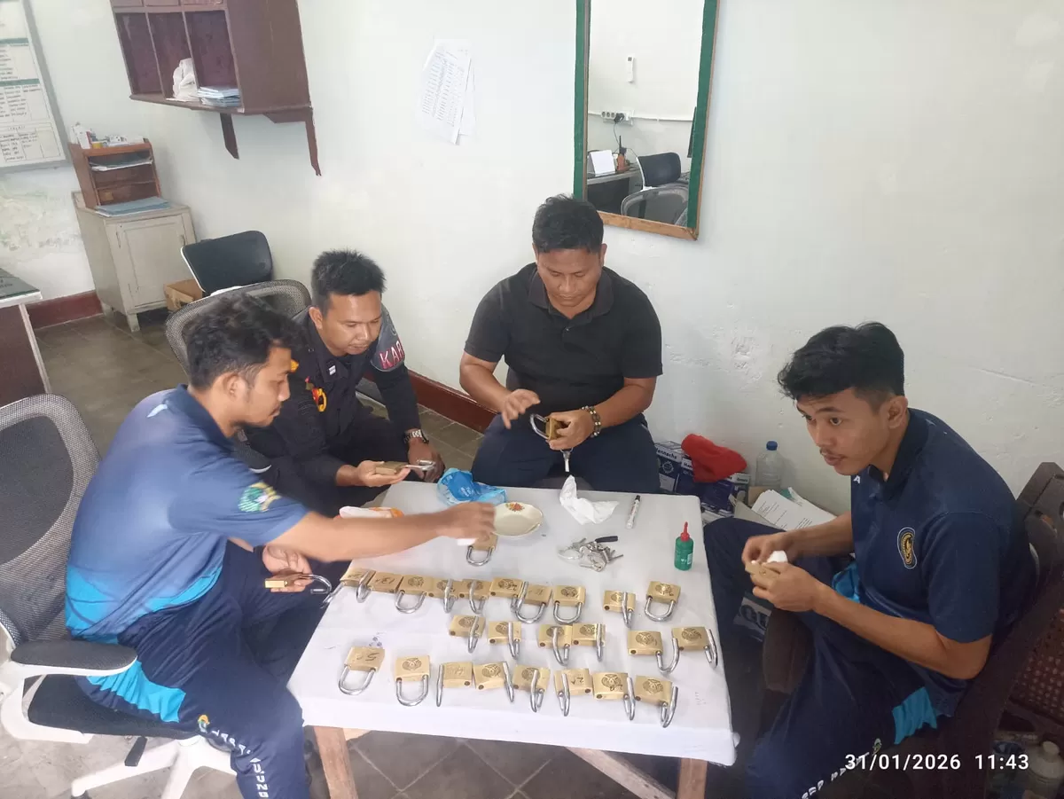 Petugas Lapas Gunungtua Saat Pemeliharaan Inventaris Pengamanan
