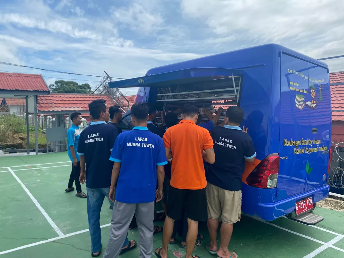 WBP Lapas Muara Teweh Saat Membaca Buku di Perpustakaan Keliling