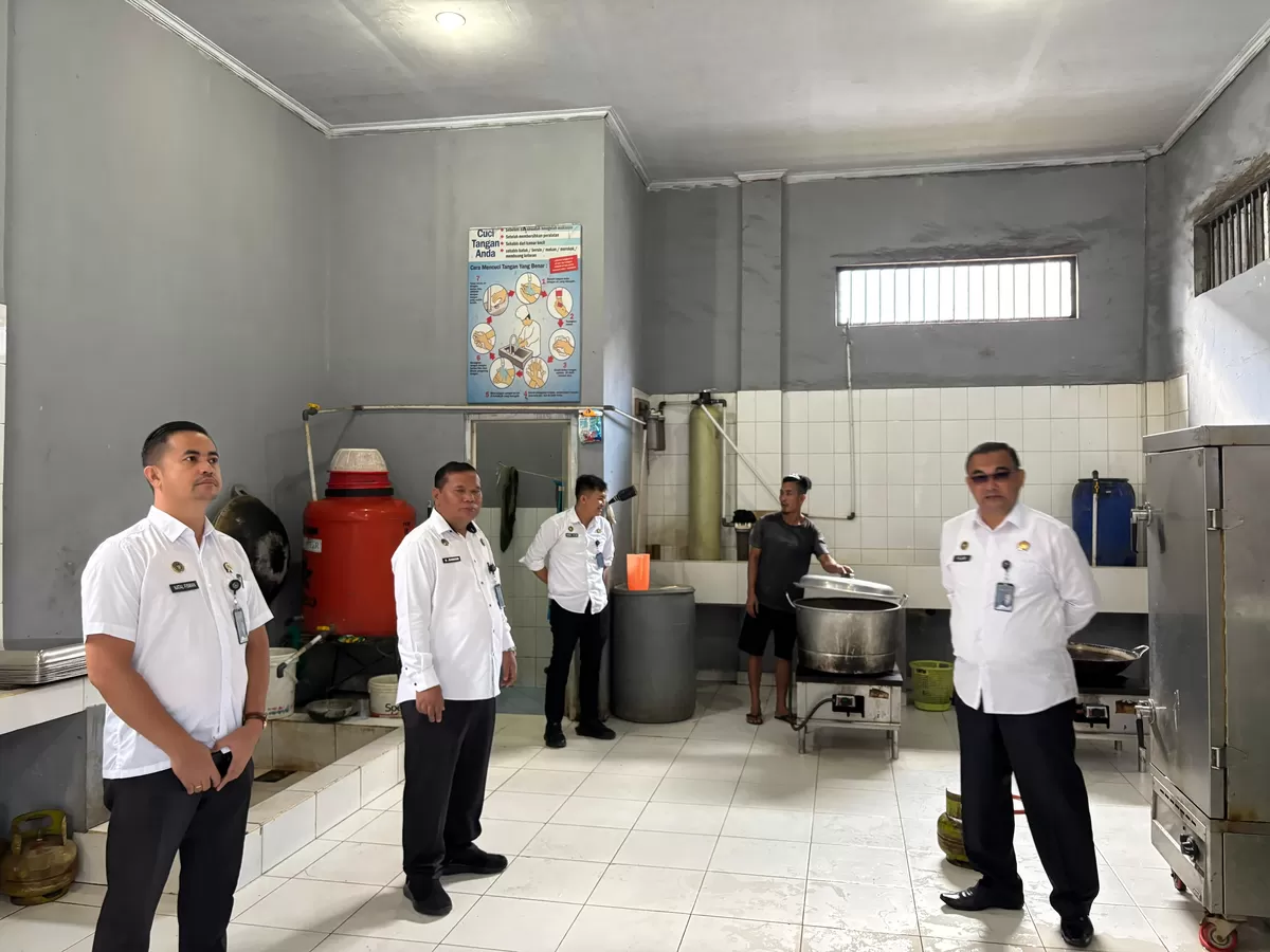 Kalapas Gunungsitoli dan Jajaran Saat Kontrol Area Dapur