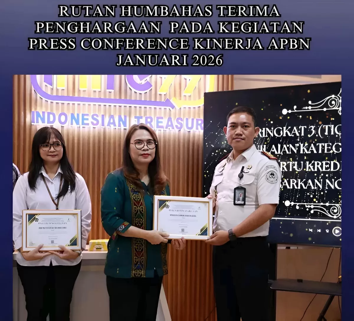 Karutan Humbang Hasundutan Saat Terima Penghargaan