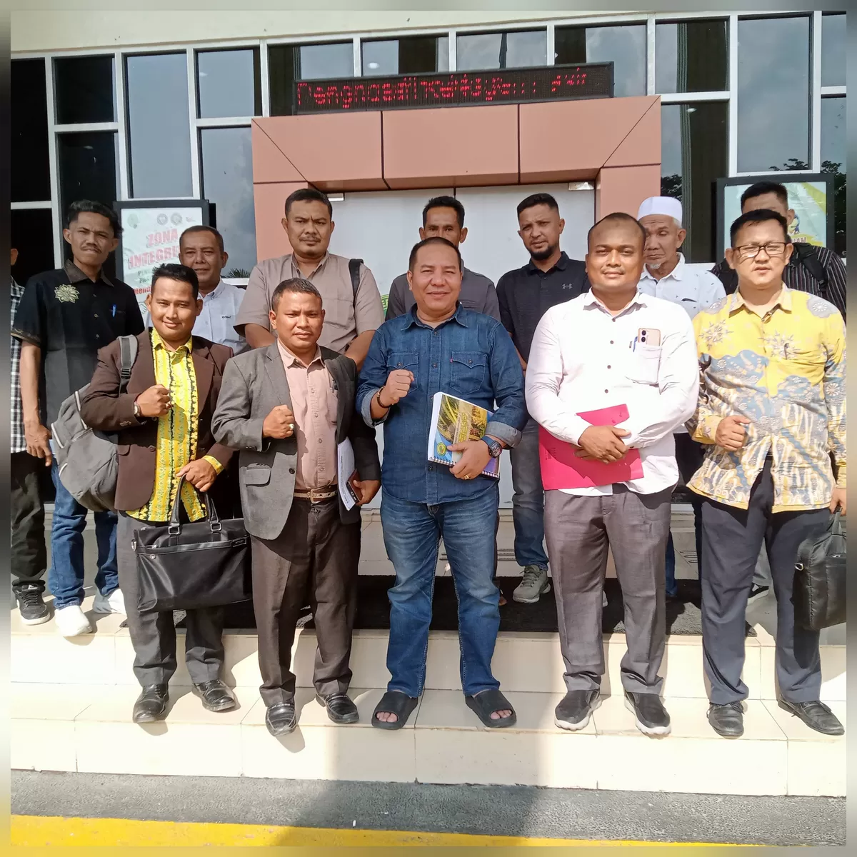 Foto Didampingi Penasehat Hukum, 12 Orang Masyarakat Desa Senama Nenek, Siap Hadapi Gugatan Jaksa Pengacara Negara Kuasa PTPN IV Regional III Distrik Barat    (NAWACITAPOST.COM)