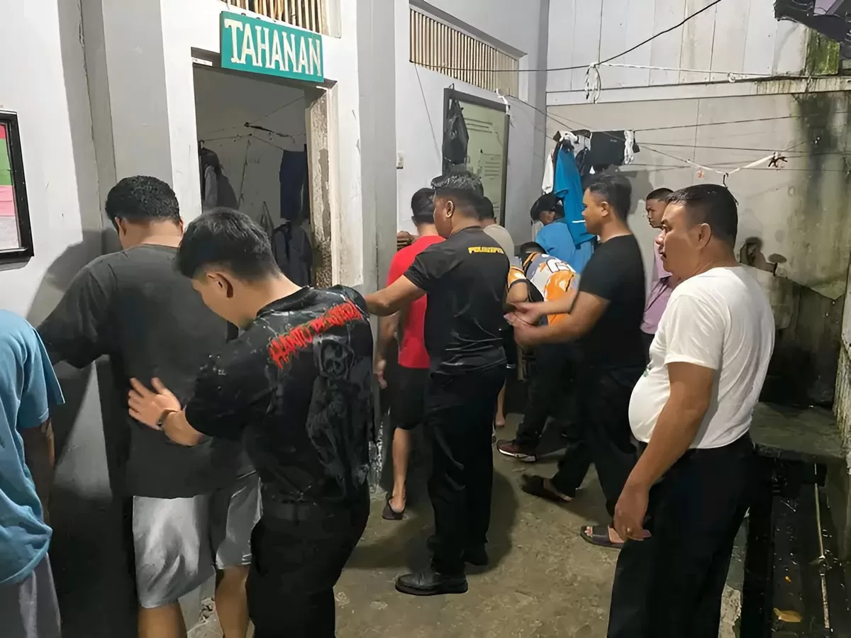 Petugas Lapas Tahuna Saat Penggeledahan Blok Hunian Warga Binaan