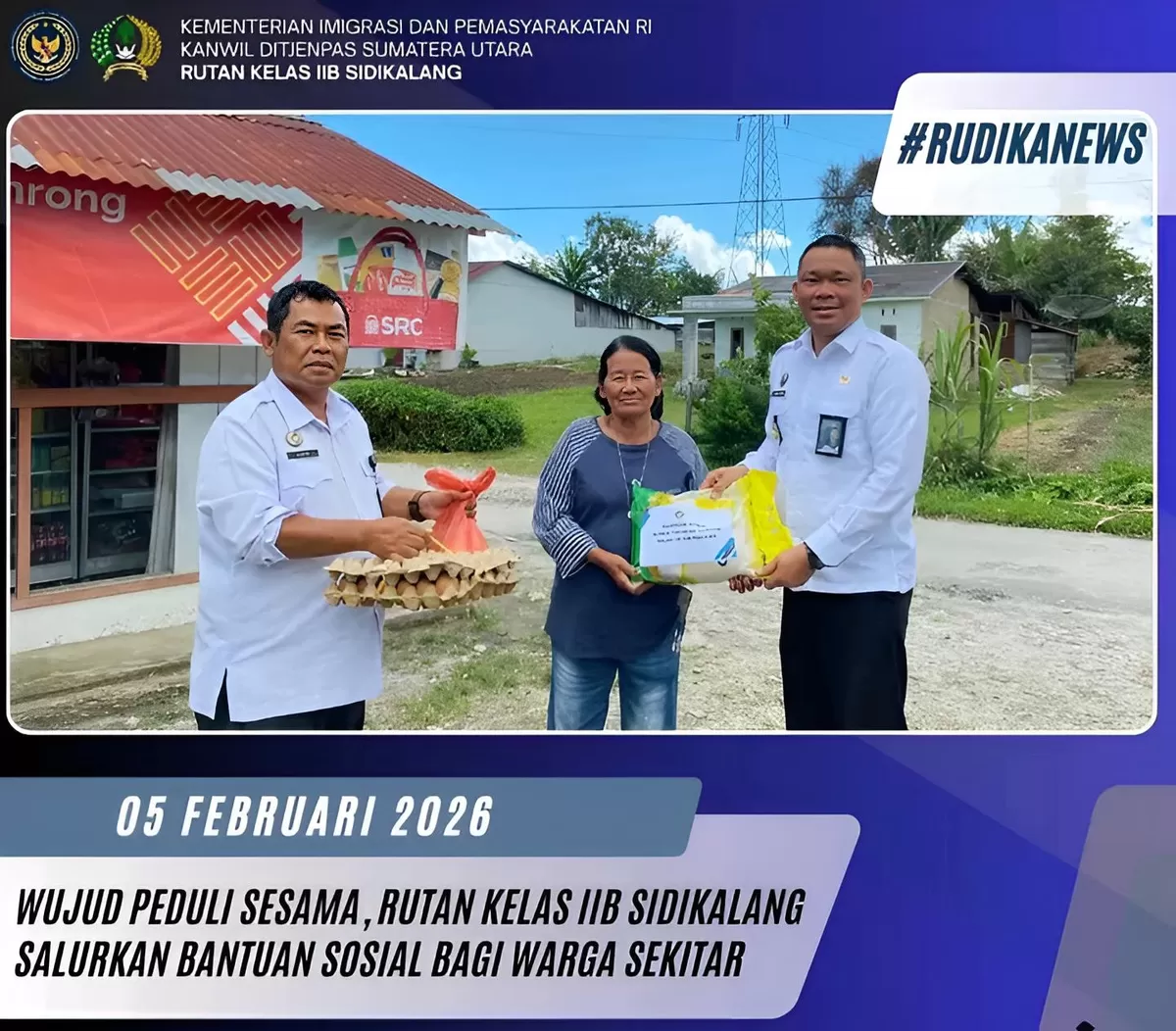 Pegawai Rutan Sidikalang Saat Bagikan Sembako kepada Warga Sekitar