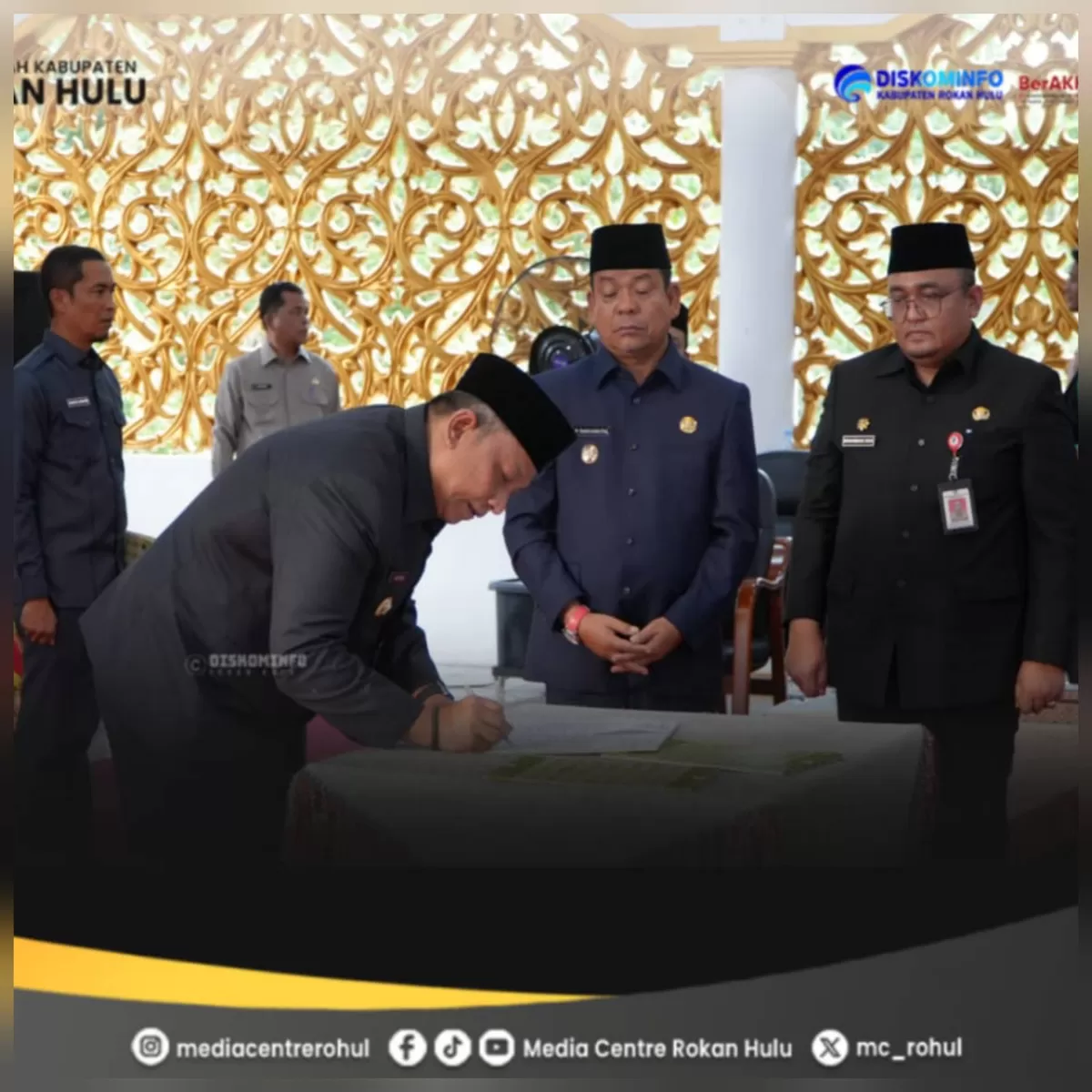 Foto Bupati Anton Resmi Lantik Pejabat Eselon II dan III Pemkab Rokan Hulu, Dihadiri Wabup, Ketua DPRD dan Forkomda Tanda Tangan Berita Acara  (Diskominfo Rohul )