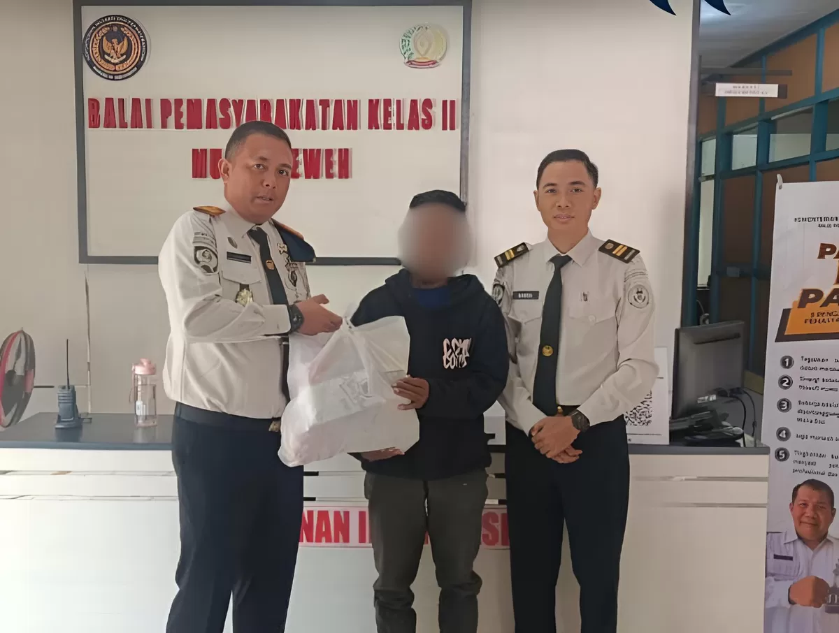 Kabapas Muara Teweh Saat Salurkan Bantuan Sosial kepada Klien