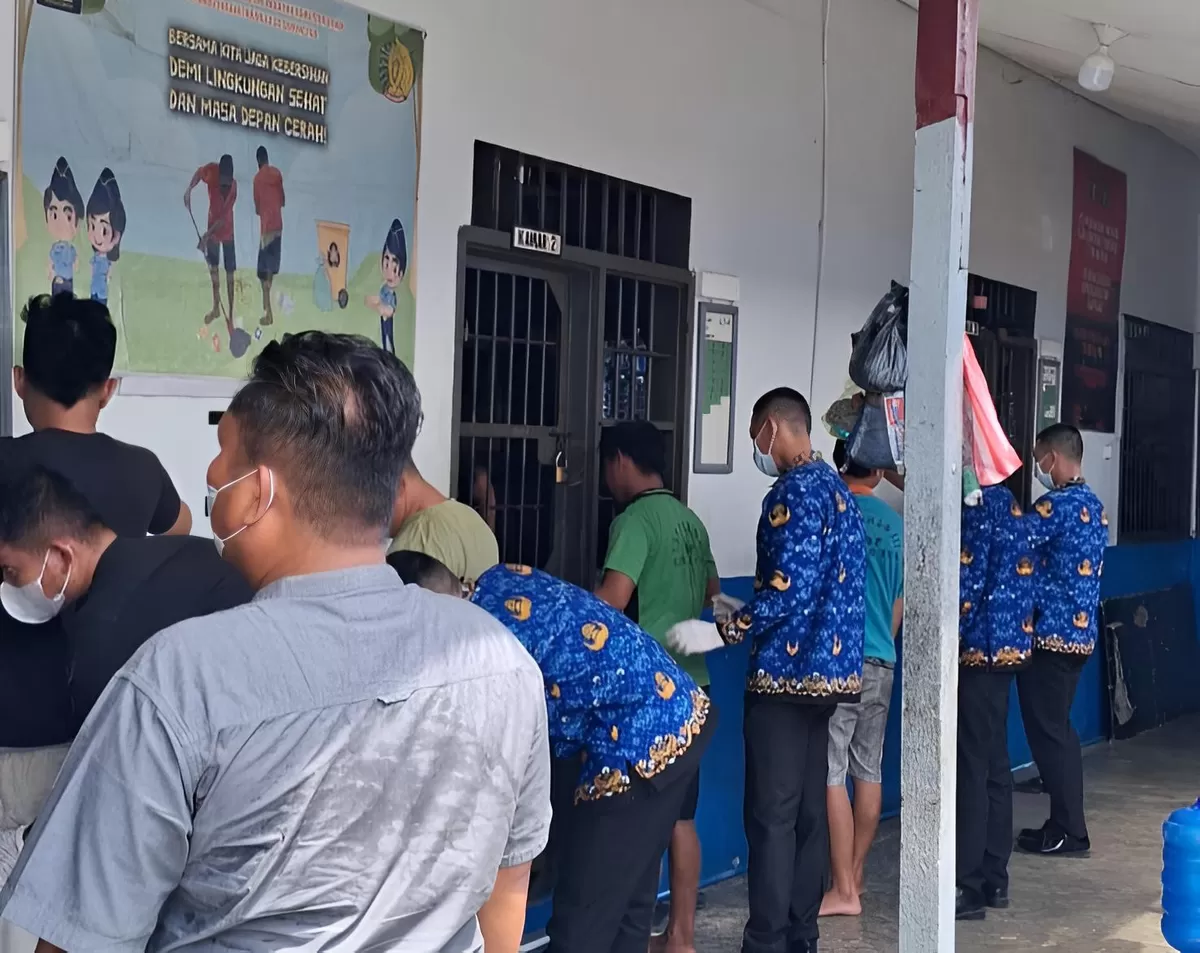 Petugas Lapas Gunungtua Saat Penggeledahan Kamar Hunian Warga Binaan