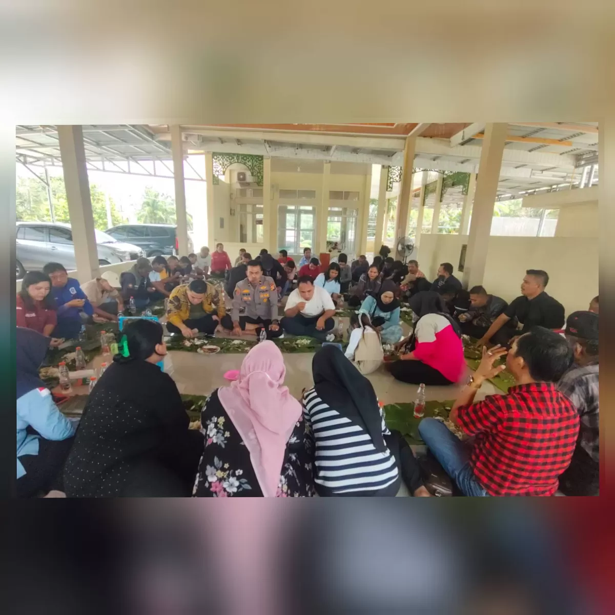 Foto: Kapolsek Rambah Samo Jajaran Pererat Hubungan Silahturahmi Dengan Puluhan Wartawan, Makan Bersama Diatas Daun Pisang  (NAWACITAPOST.COM)