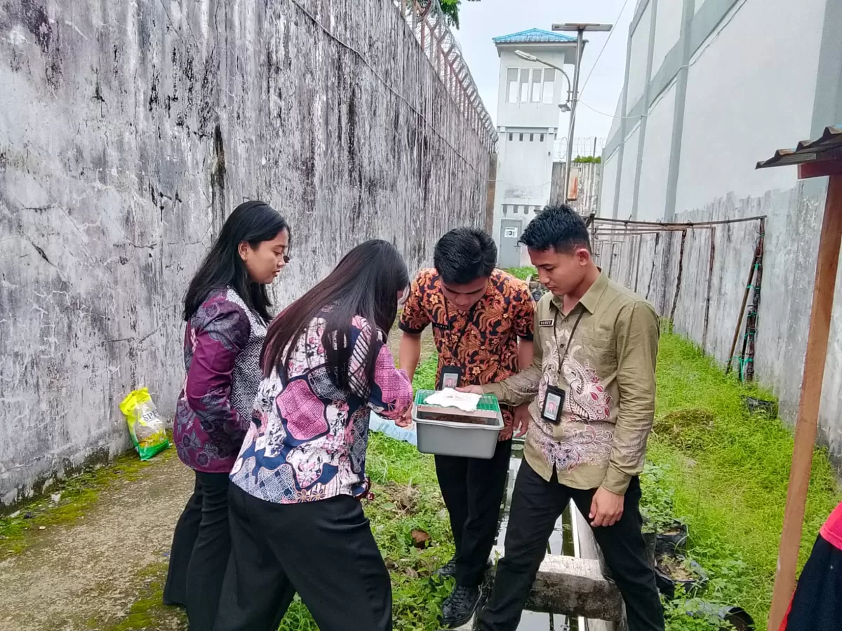Petugas Lapas Gunungsitoli Saat Tinjau Limbah Dapur Untuk Budidaya Maggot