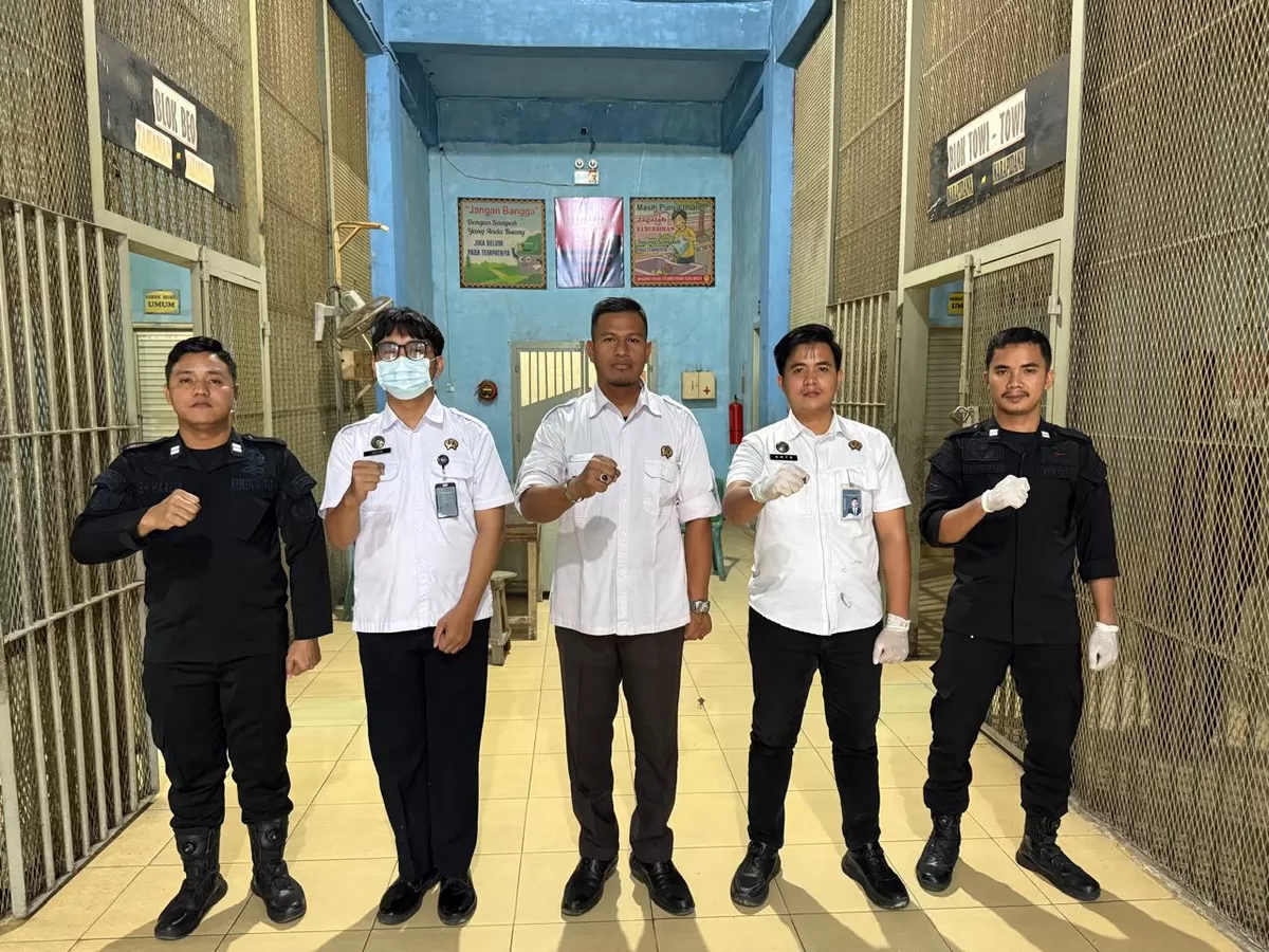 Ka. KPLP Lapas Gunungsitoli dan Jajaran Saat Penggeledahan Kamar Hunian WBP