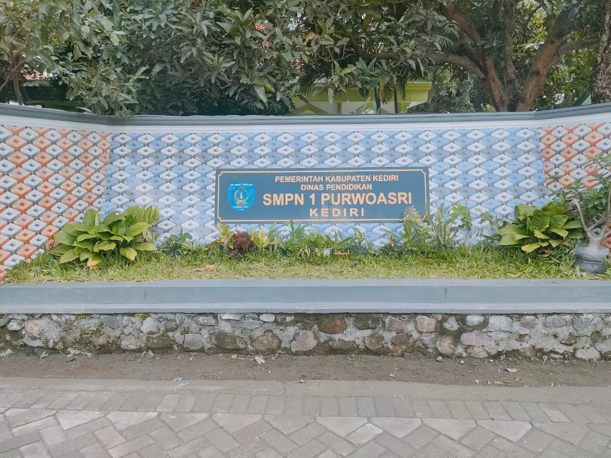 Tampak depan SMP Negeri 1 Purwoasri, Kabupaten Kediri, Jawa Timur  (Sakera Nawacita)