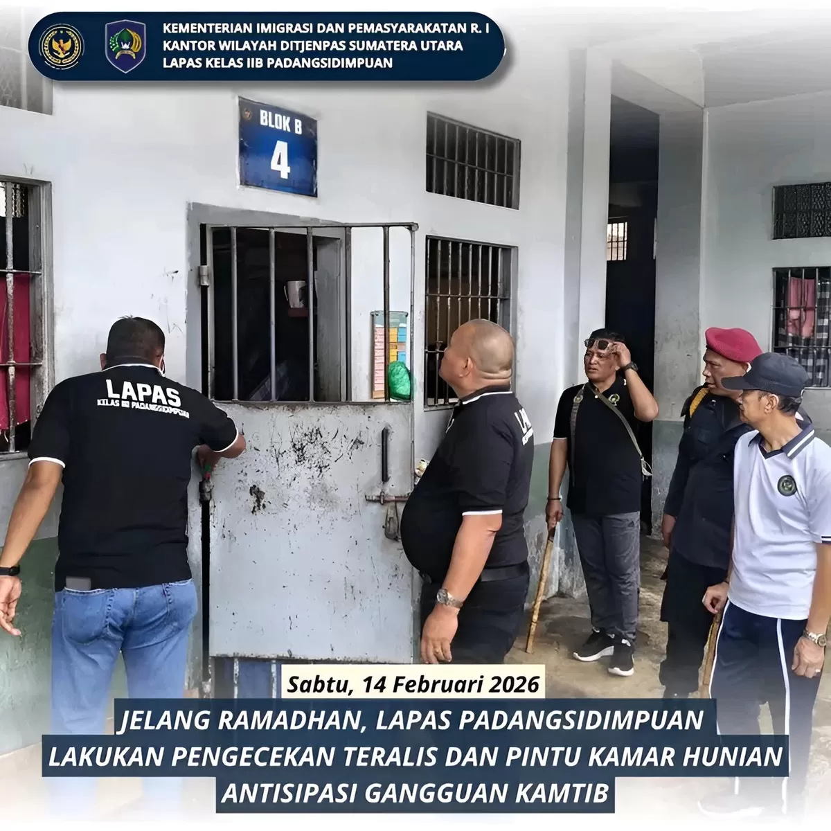 Kalapas Padangsidimpuan dan Jajaran Saat Pengecekan Teralis dan Pintu Kamar Hunian Warga Binaan