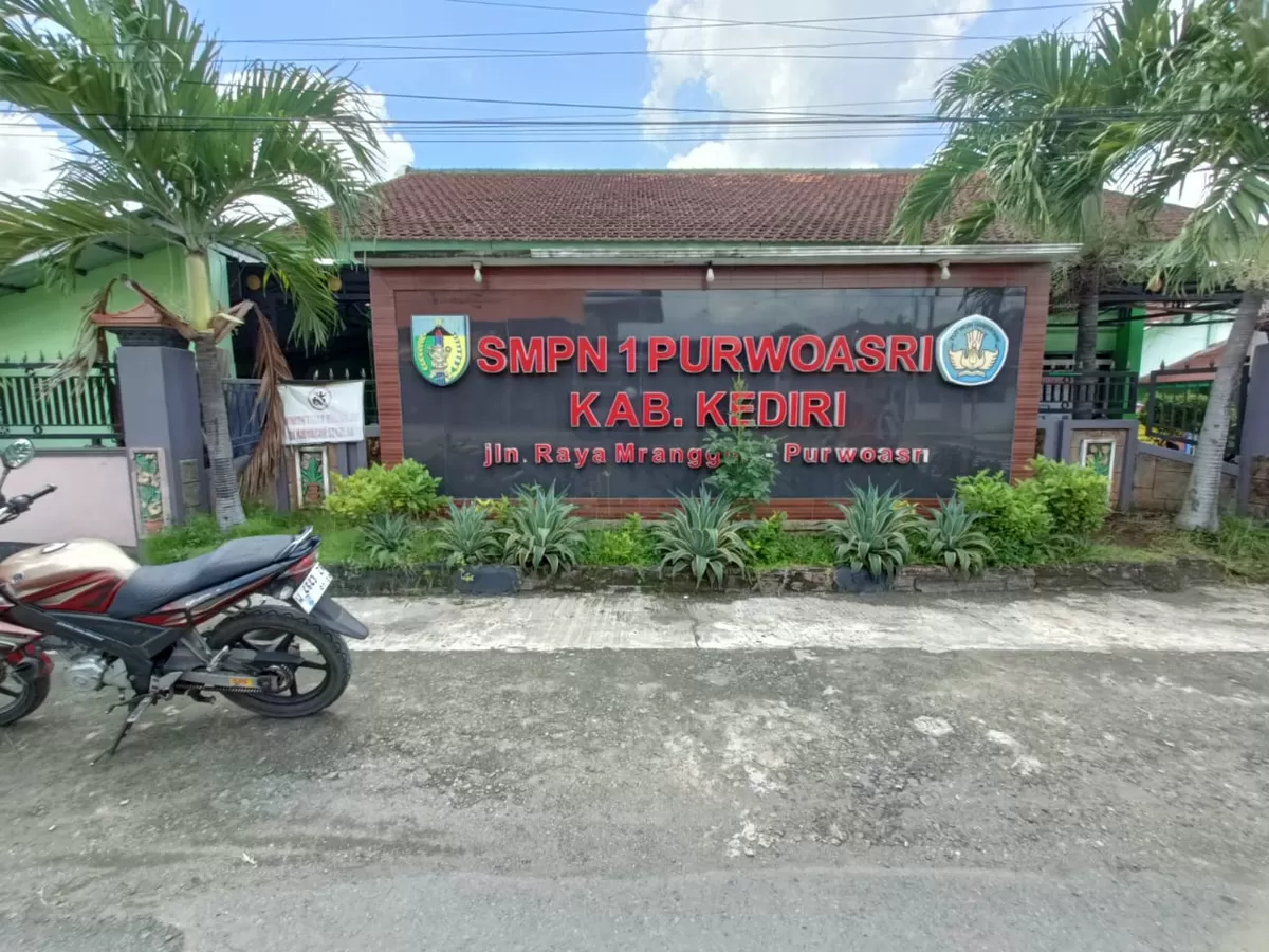 Tampak depan SMPN 1 Purwoasri, Kabupaten Kediri, Jawa Timur (Sakera Nawacita)