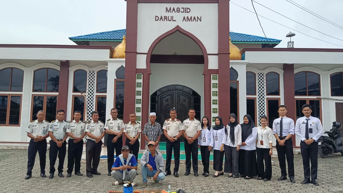 Kalapas Muara Teweh dan Jajaran serta WBP Saat Kegiatan Kurve dan Bersih-bersih Masjid