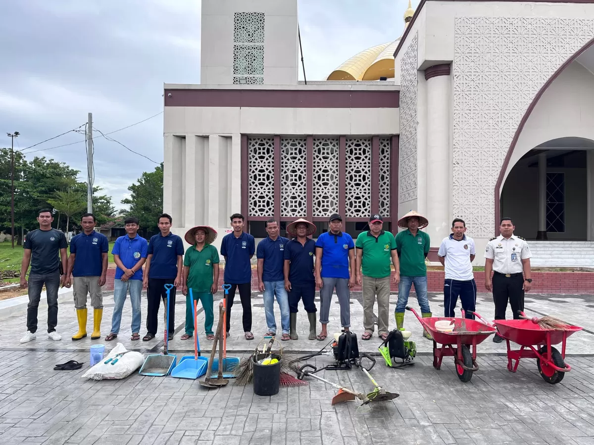 Petugas dan WBP Lapas Rantauprapat Saat Kegiatan Kebersihan di Masjid Raya Al Ikhlas