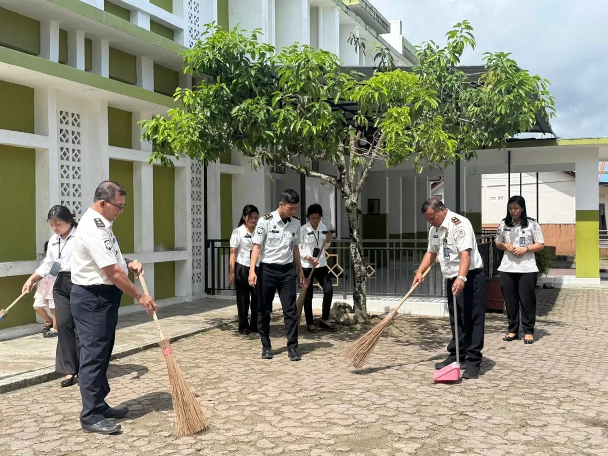 Kalapas Gunungsitoli dan Jajaran Saat Bersihkan Masjid Agung Kota Gunungsitoli