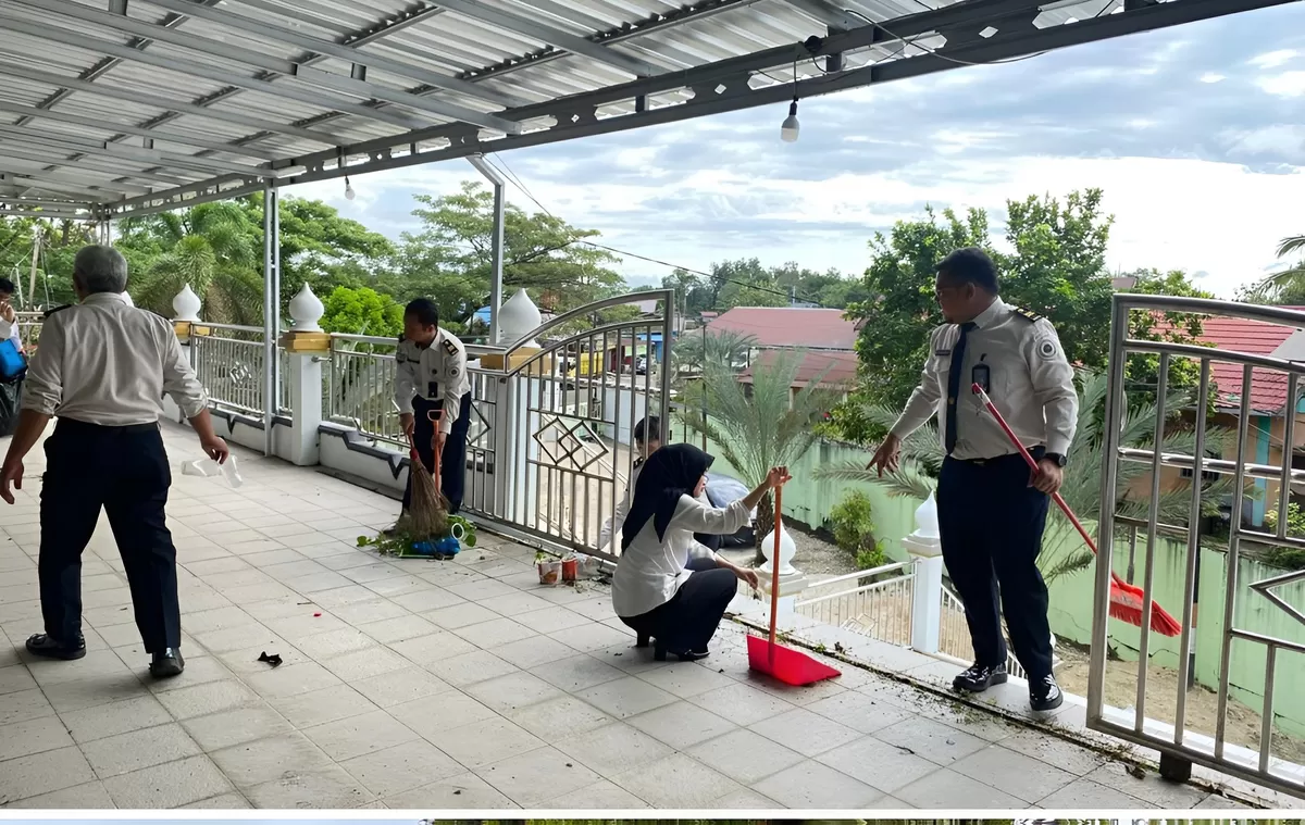 Pegawai Bapas Muara Teweh Saat Kegiatan Kebersihan/ Kerja Bakti