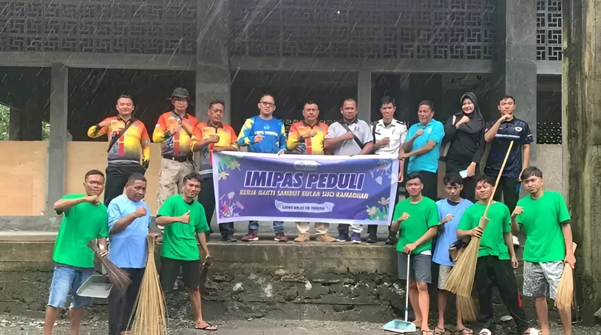 Petugas dan Warga Binaan Lapas Tahuna Saat Membersihkan Lingkungan Masjid At-Taqwa